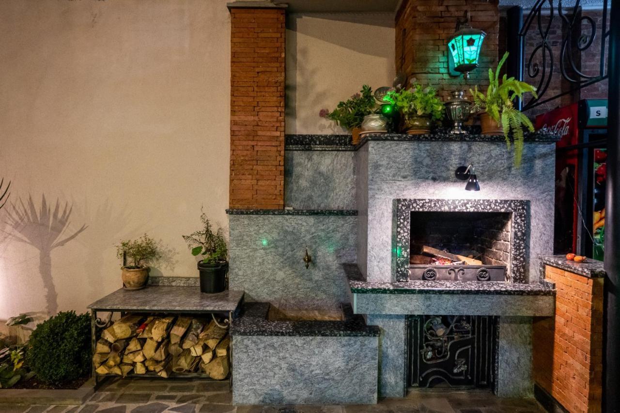Siberia Hotel Tiflis Dış mekan fotoğraf A typical Argentinean parilla