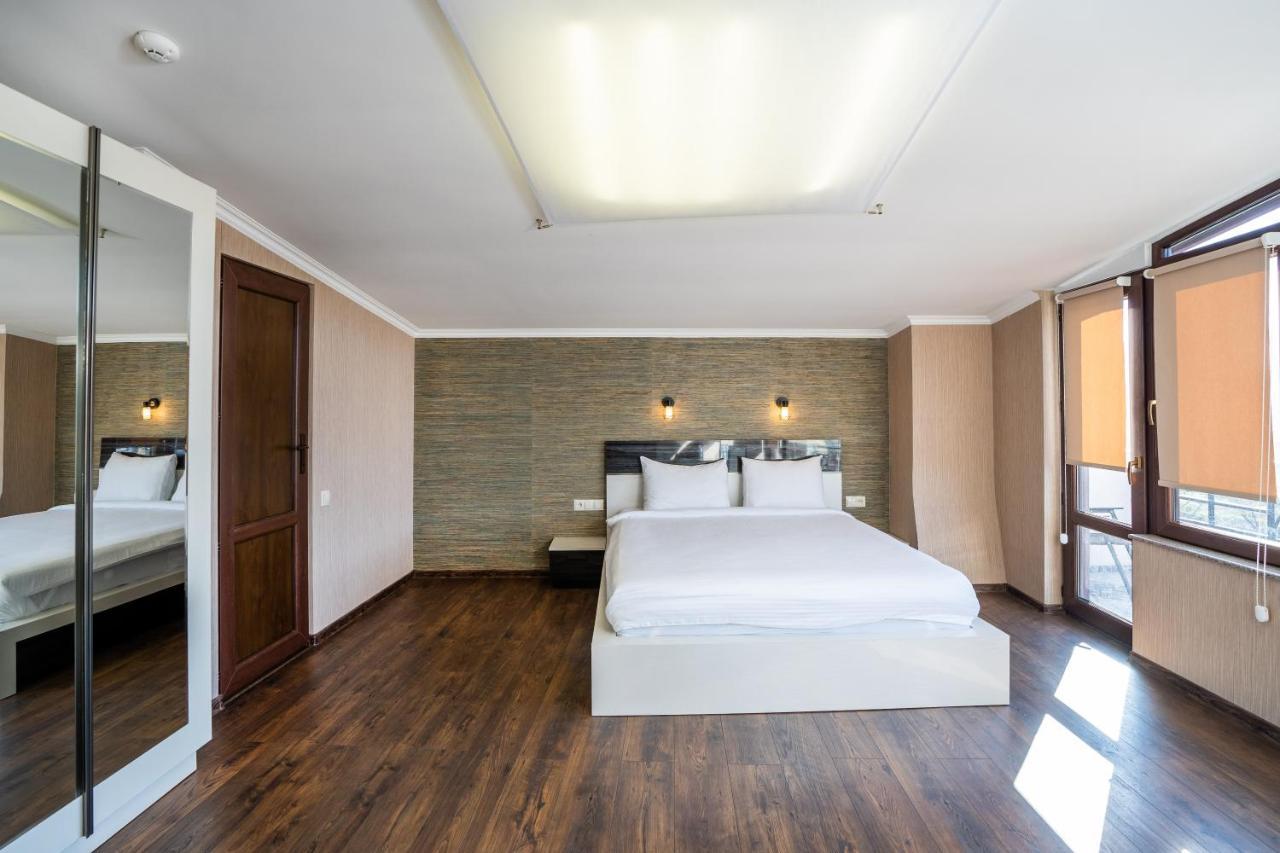 Siberia Hotel Tiflis Dış mekan fotoğraf A bedroom at the hotel