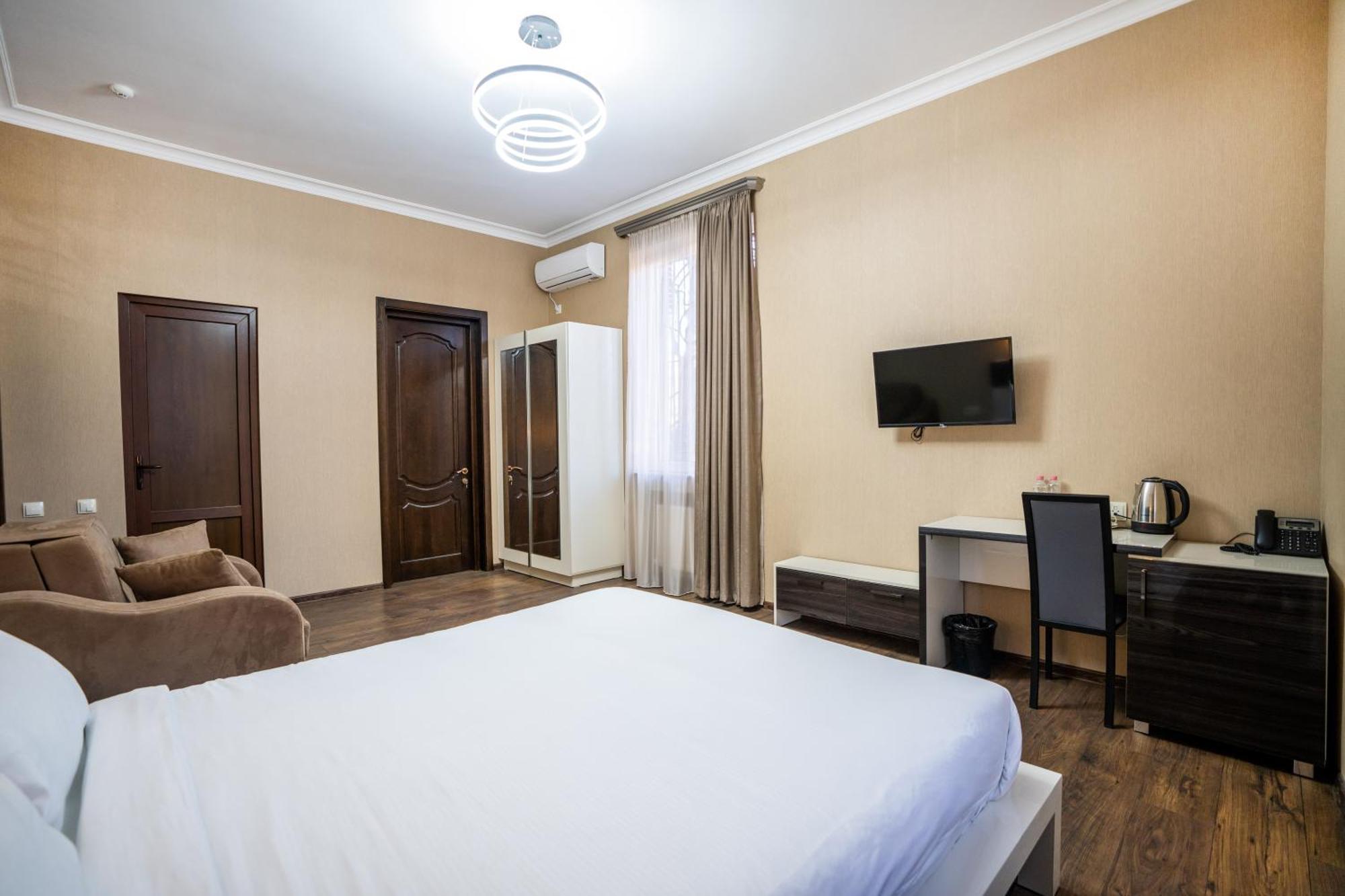 Siberia Hotel Tiflis Dış mekan fotoğraf A room at the hotel