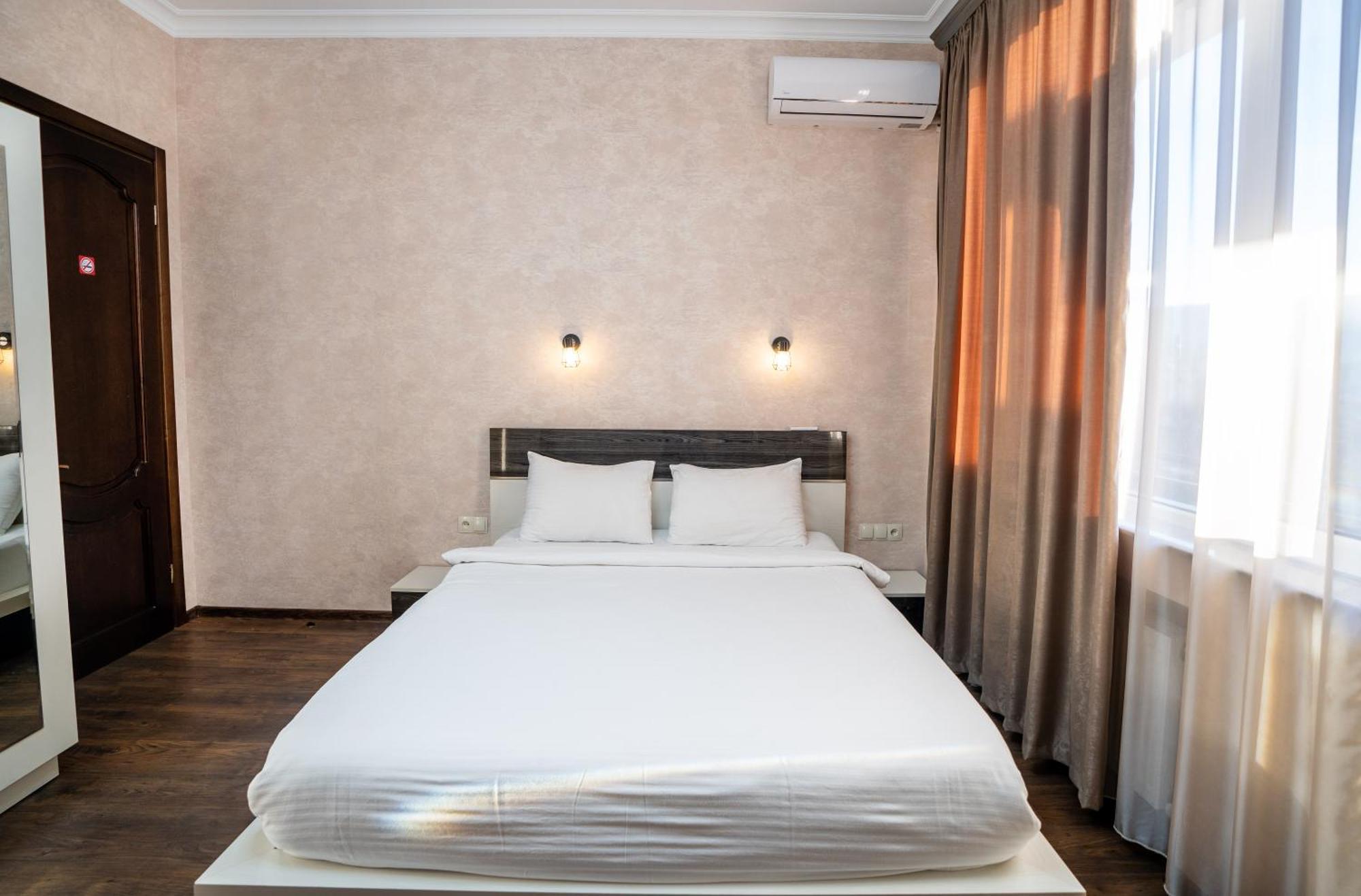 Siberia Hotel Tiflis Dış mekan fotoğraf A bedroom