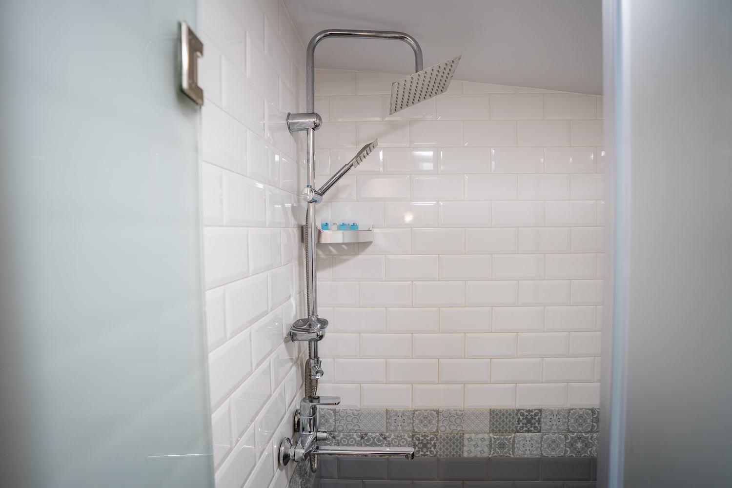 Siberia Hotel Tiflis Oda fotoğraf A shower