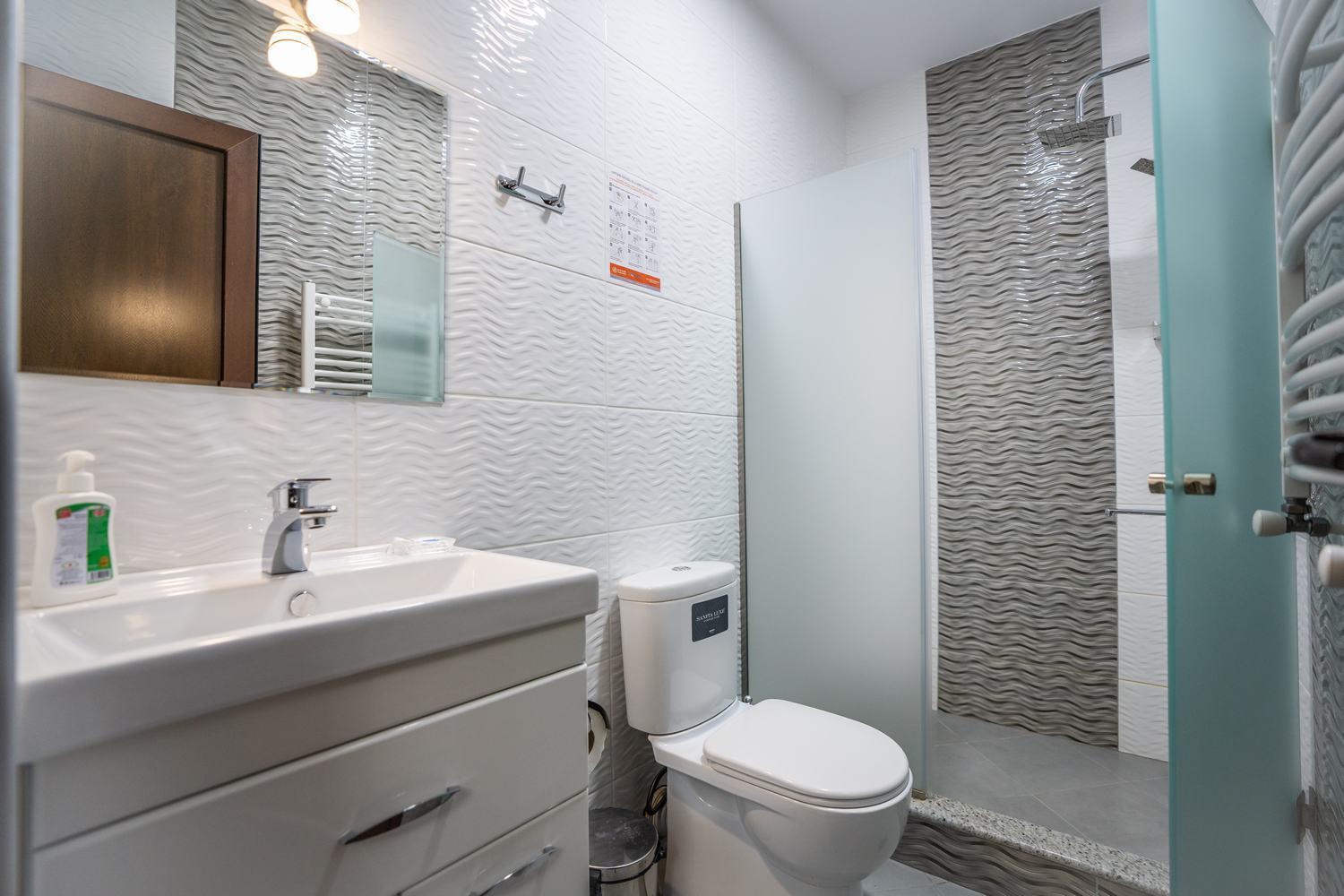 Siberia Hotel Tiflis Oda fotoğraf Bathroom with shower
