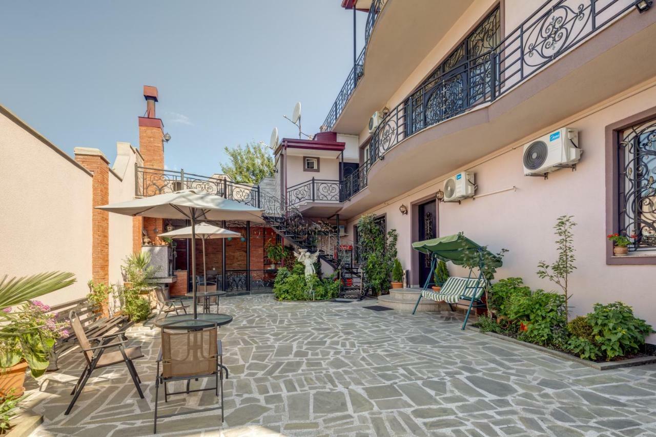 Siberia Hotel Tiflis Dış mekan fotoğraf The courtyard of the house